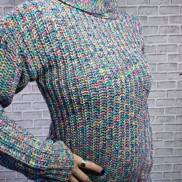 NWOT |•TRIBAL•| Colorful Turtleneck Size Small - Picture 6 of 10